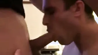 业余猛男吮吸好友的大鸡巴直到猛烈射精