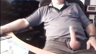 爸爸在 webcam 上展示他的大包皮鸡巴