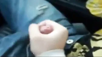 Papá le hace una paja a un jovencito en un camión al aire libre