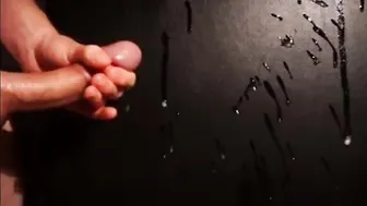 Amateur solo branle sa grosse bite jusqu'à deux éjaculations massives