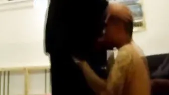 Twink dá um boquete profundo no papai de terno