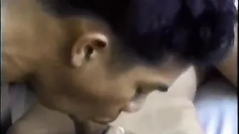 Jovencito asiático flaco le da una mamada amateur y una paja a su n...
