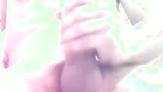 رجل منفرد ي masturbates زبه الكبير حتى يقذف