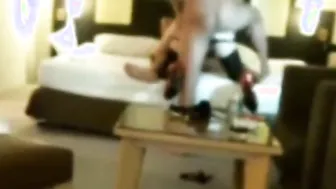حفلة مص هاوية لمتحول جنسيًا مع رجلين في الفندق