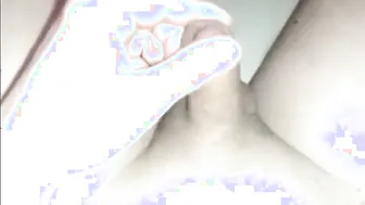 Twink se masturba su polla pequeña en sesión amateur en solitario