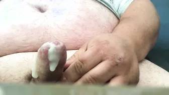 Oso se masturba en el escritorio del trabajo y corre fuerte