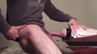Gekrümmter unbeschnittener schwanz fickt fleshlight und kommt rein