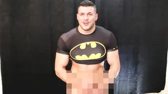 Solo hunk wichst seinen dicken superhelden-schwanz