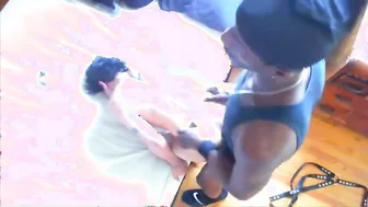 Negro geme durante uma foda anal sem camisinha