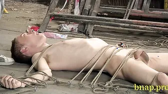 Jovencito atado para sesión de sexo fetichista bdsm