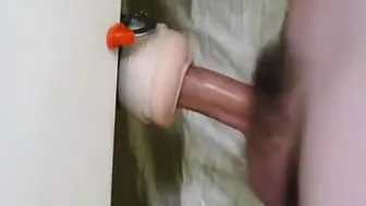 Homem solo fode masturbador fleshlight até o orgasmo convulsivo