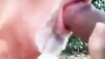 Osito amateur chupa polla grande al aire libre en el bosque