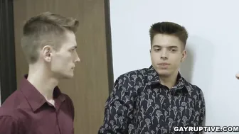 Três no escritório sem camisinha com colegas de trabalho