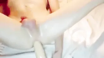 Jeune mince huilé s'étire le cul avec un énorme gode