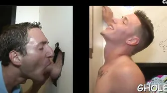 Twink chupa polla a través de un gloryhole en escena de sexo oral r...