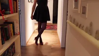 Travesti en microjupe en cuir et talons rouges se masturbe avec un ...
