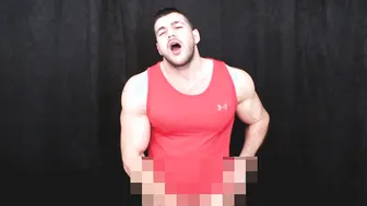Hunk musclé en lycra se branle la bite dure en solo