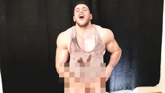 رجل عضلي يدهن زبه و يجلخه
