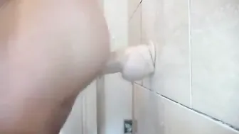 Travesti amateur rapidín contra la pared con juguete sexual