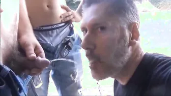 बड़े उम्र के आदमी को जवान लड़के से outdoor blowjob और पेशाब खेल