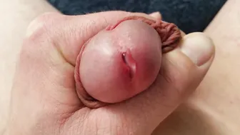 Homme solo caresse sa bite bien dure avec pré-sperme qui coule