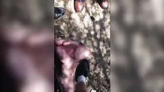 Homem mais velho faz punheta ao ar livre para amador
