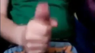 Gros mec amateur se branle sa grosse bite en webcam