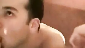 Twink chupa dos pollas grandes y recibe una doble facial