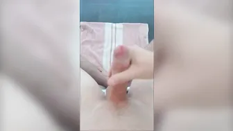 Twink wichst seinen unbeschnittenen schwanz und spritzt auf ein han...