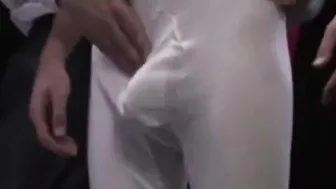 Papá ayuda a su hijastro twink con una paja a pelo