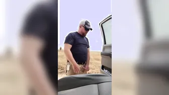 Oso peludo mea al aire libre en el campo