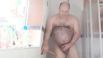 Urso usa um dildo para se masturbar no sofá e no banheiro