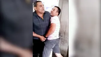 Twink toca el bulto del daddy en juego gay amateur