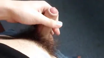 Twink jovem masturba seu pau duro e goza num espelho