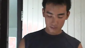 Twink asiático delgado recogido para anal a pelo tras mamada