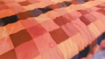Amateur pervertido en medias y liguero se orinan encima y lo cubren...