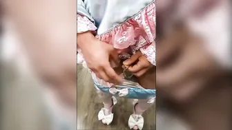 एशियाई क्रॉसड्रेसर अपना सिसी यूनिफॉर्म और चैस्टिटी केज दिखाता है