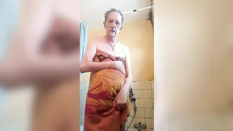 Papai toma banho e se seca nu no banheiro