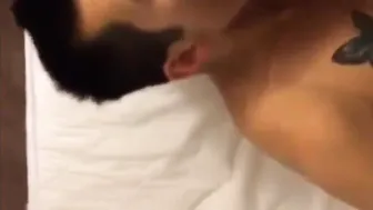Twink japonés se deja dedear y hace una mamada