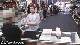 肌肉男在办公室三人行中被肛交