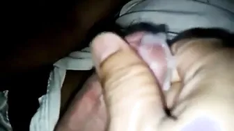 拉丁裔业余男孩细心打手枪并猛烈射精
