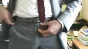 Tipo amateur muestra trajes nuevos y se masturba
