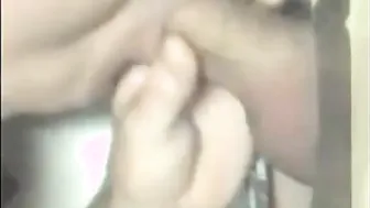 Mamada amateur en glory hole con corrida de polla grande
