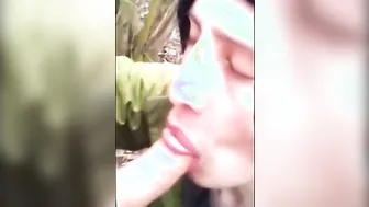 Twink faz boquete em pau grande ao ar livre