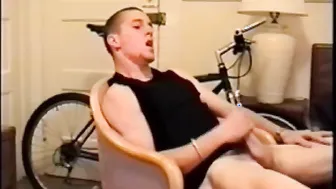 Adam tira a roupa e bate punheta numa longa sessão de punhetas