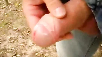 Pau não circuncisado punheta ao ar livre e gozada
