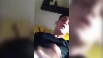 Jovencito universitario se masturba y se corre después de clase