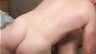Joven se coge a su papi mayor sin condón