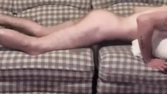شاب نحيف هواة يستمني بلعبة جنسية على السرير