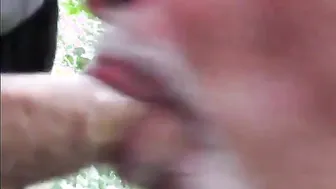 Ursão do grindr ganha boquete ao ar livre de daddy